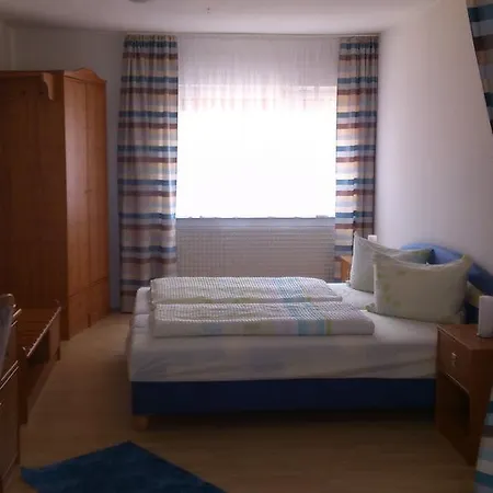 Мини-отель Landgasthof Gruner Baum Штайнау-ан-дер-Штрасе